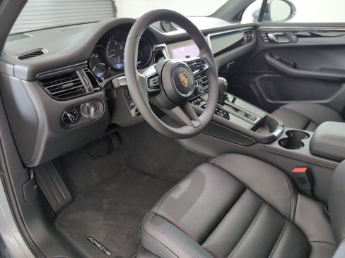 Certified 2025 Porsche Macan image 4