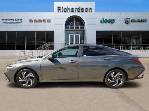 Used 2024 Hyundai Elantra SEL w/ Convenience Package FWD image 3