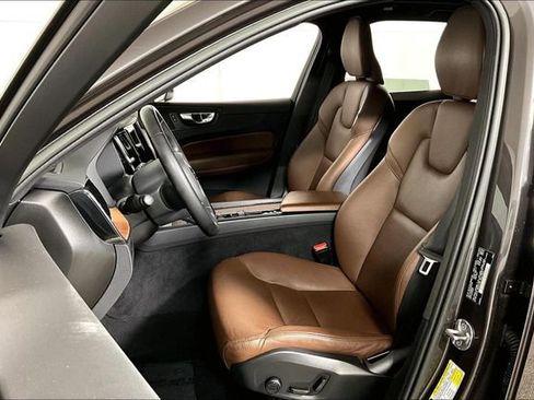 Used 2023 Volvo XC60 B5 Plus image 25