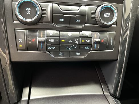 Used 2018 Ford Explorer XLT w/ Equipment Group 202A AWD/4WD image 25