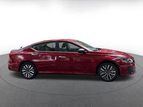 Used 2025 Nissan Altima 2.5 SV FWD image 8