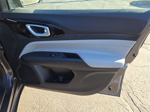 Used 2024 Jeep Compass Limited image 6