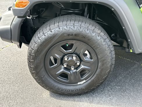 Used 2025 Jeep Wrangler Sport AWD/4WD image 13