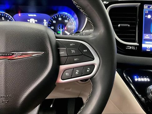 Used 2023 Chrysler Pacifica Touring-L FWD image 27