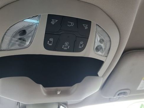 Certified 2024 Chrysler Pacifica Touring-L image 19