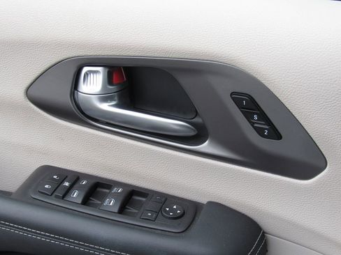 Used 2024 Chrysler Pacifica Touring-L FWD image 34