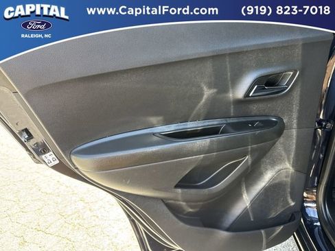 Used 2021 Chevrolet Trax LT AWD/4WD image 18