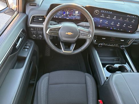 Used 2025 Chevrolet Suburban LS image 14