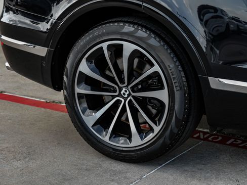 Used 2017 Bentley Bentayga image 56