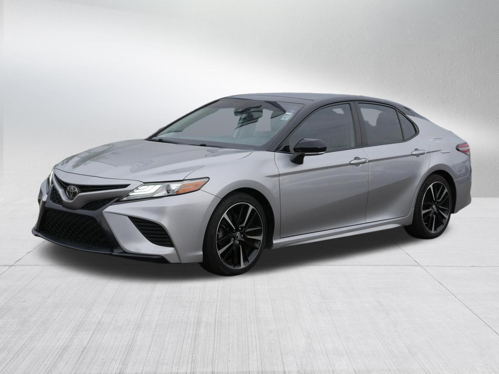 Used 2019 Toyota Camry XSE FWD image 3