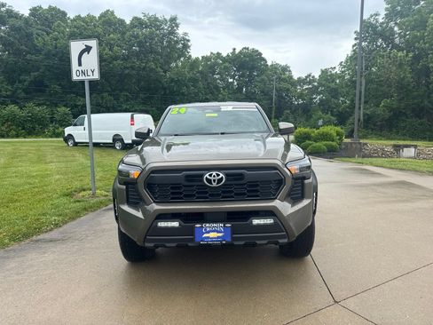 Used 2024 Toyota Tacoma TRD Off-Road AWD/4WD image 2