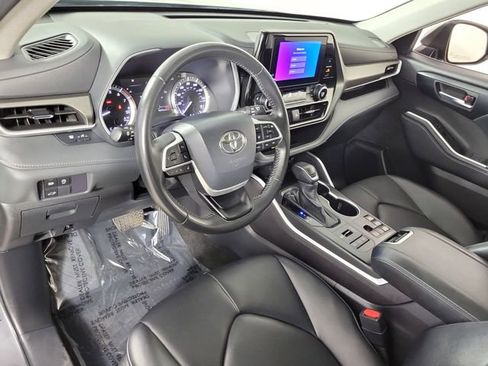 Used 2024 Toyota Highlander XLE image 19