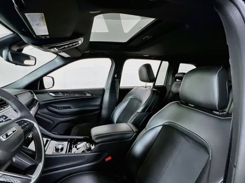 Used 2023 Jeep Grand Cherokee Altitude image 21