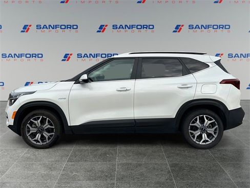 Used 2022 Kia Seltos EX image 2