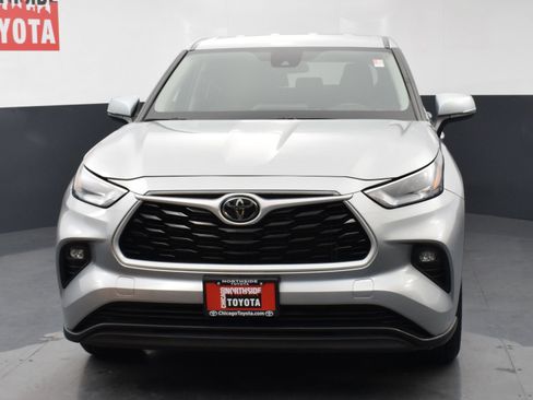 Used 2024 Toyota Highlander LE AWD/4WD image 7
