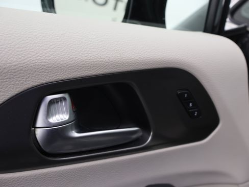 Used 2020 Chrysler Pacifica Touring-L Plus FWD image 41