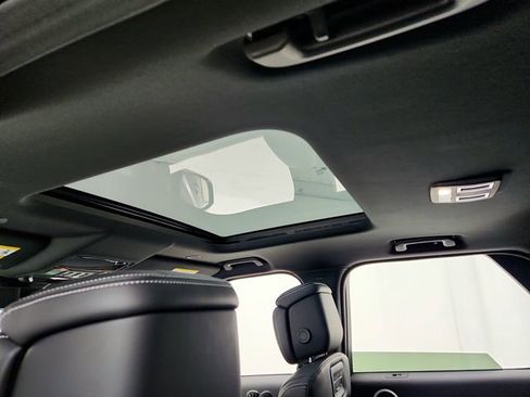 Certified 2024 Land Rover Discovery Dynamic SE image 22