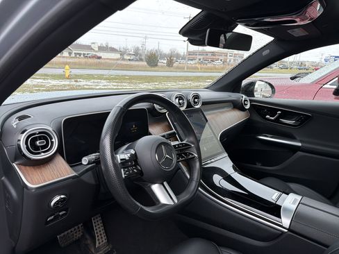 Used 2025 Mercedes-Benz GLC 300 4MATIC image 9