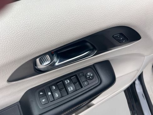 Used 2023 Chrysler Pacifica Touring-L FWD image 10