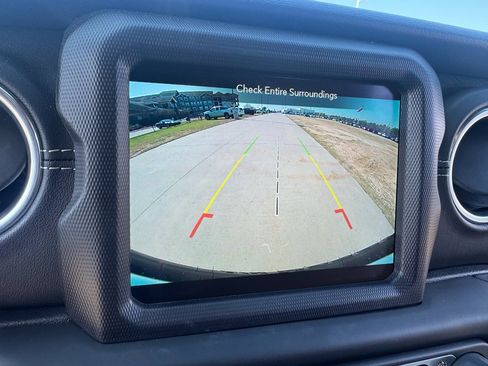 Used 2018 Jeep Wrangler Unlimited Sahara image 3