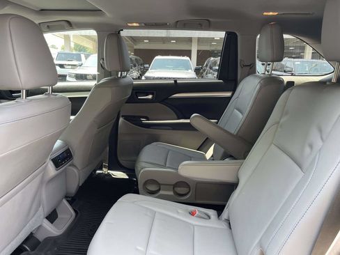 Used 2018 Toyota Highlander XLE FWD image 21