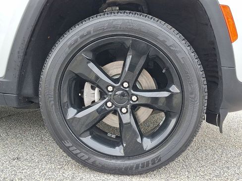 Used 2023 Jeep Grand Cherokee Altitude image 27