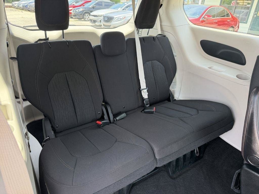 Used 2017 Chrysler Pacifica Touring FWD image 12