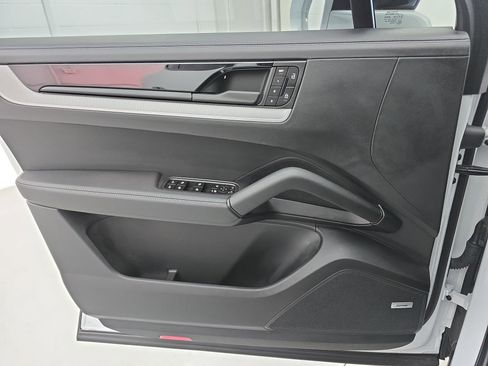 Used 2024 Porsche Cayenne S image 27