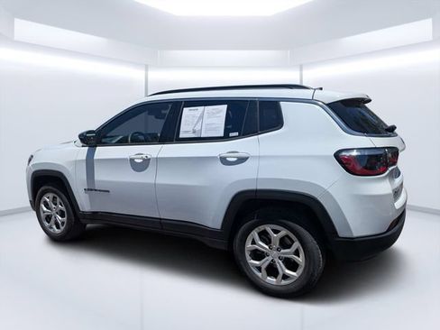 Used 2024 Jeep Compass Latitude AWD/4WD image 4