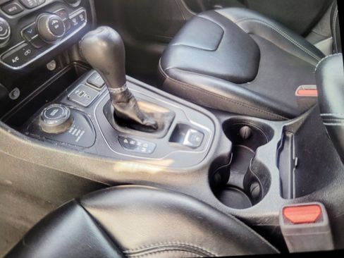 Used 2019 Jeep Cherokee Latitude Plus w/ Cold Weather Group image 26