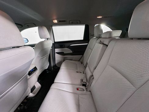 Used 2017 Toyota Highlander LE FWD image 23