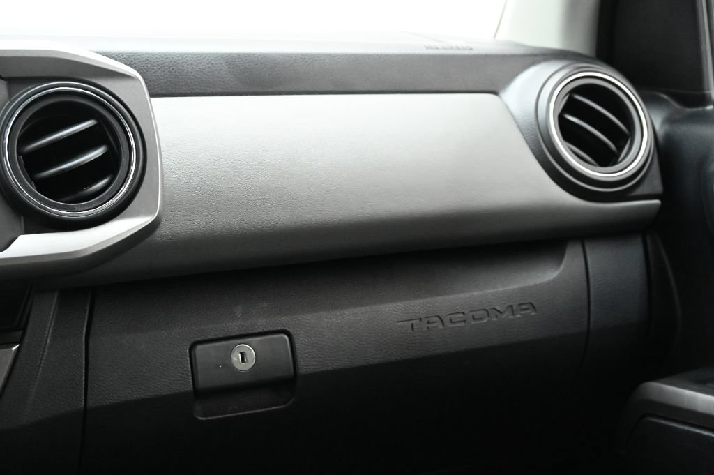 Used 2018 Toyota Tacoma SR5 AWD/4WD image 33