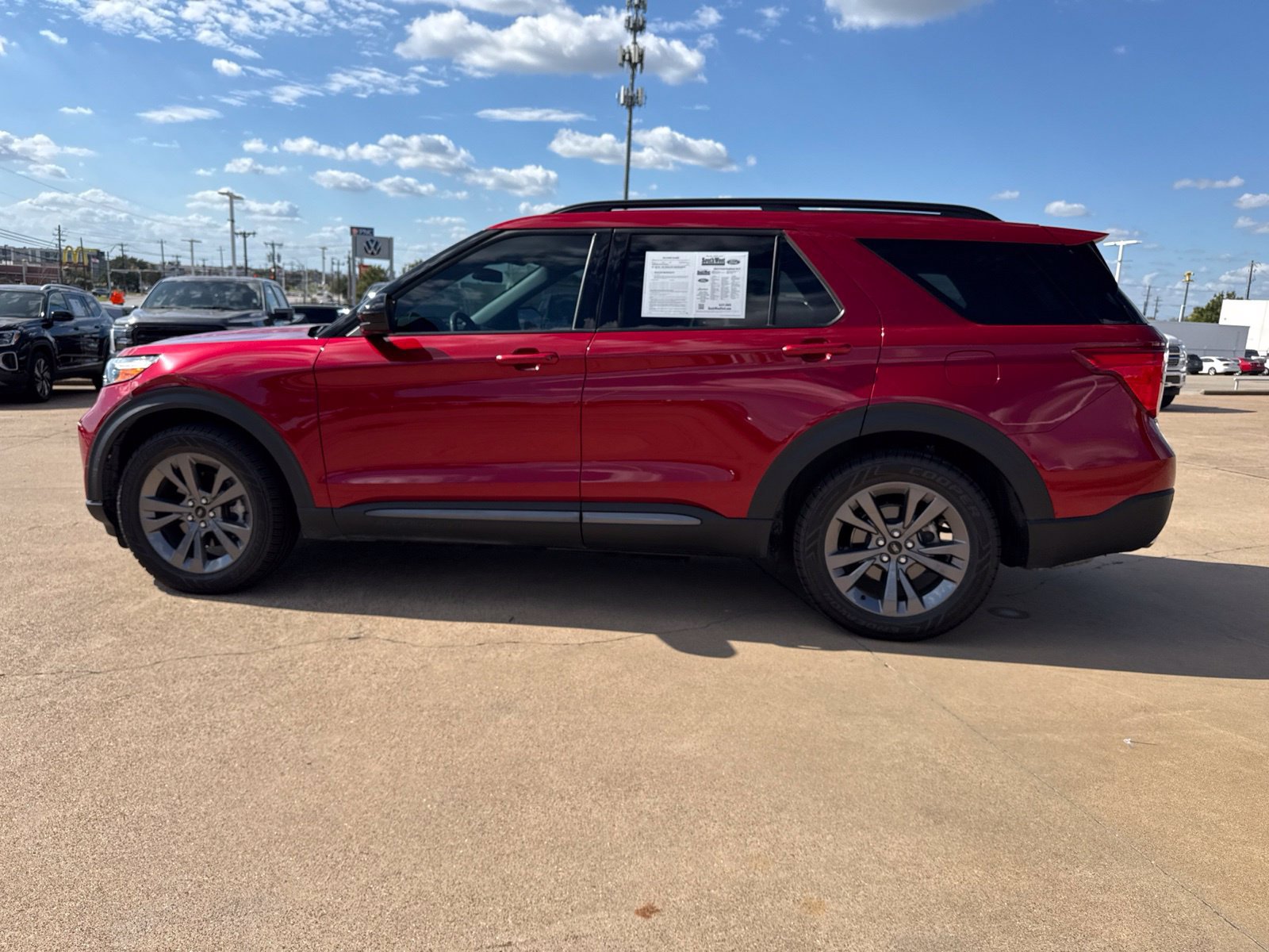 Used 2023 Ford Explorer XLT w/ Equipment Group 202A RWD image 4