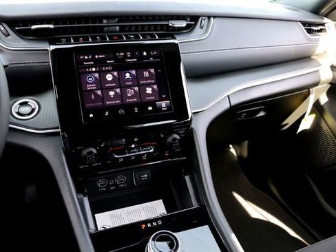 New 2025 Jeep Grand Cherokee L Laredo image 13