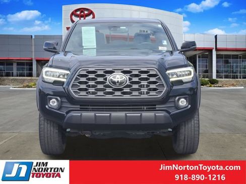 Used 2021 Toyota Tacoma TRD Off-Road w/ TRD Premium Off Road Package AWD/4WD image 2