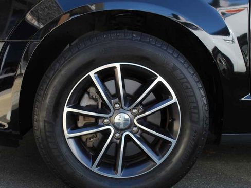 Used 2016 Dodge Grand Caravan SXT image 27