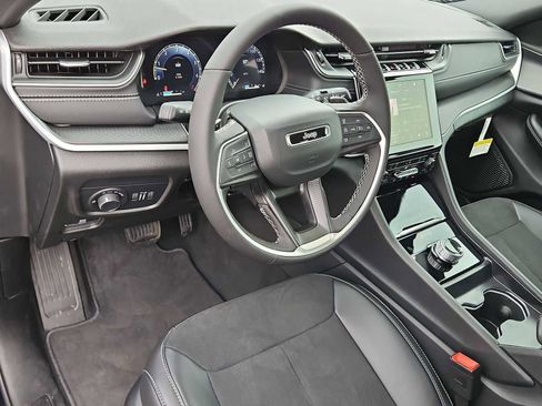 New 2025 Jeep Grand Cherokee L Laredo image 10