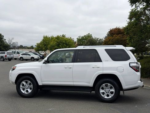 Used 2015 Toyota 4Runner SR5 Premium RWD image 2