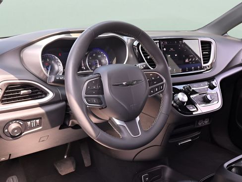 Used 2025 Chrysler Pacifica Select FWD image 13