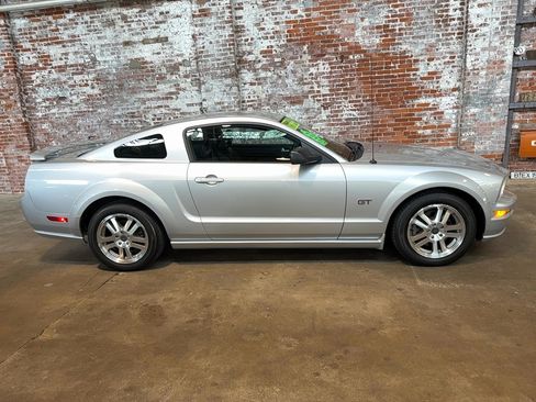 Used 2005 Ford Mustang GT RWD image 2