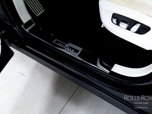 Used 2021 Rolls-Royce Cullinan Black Badge AWD/4WD image 16