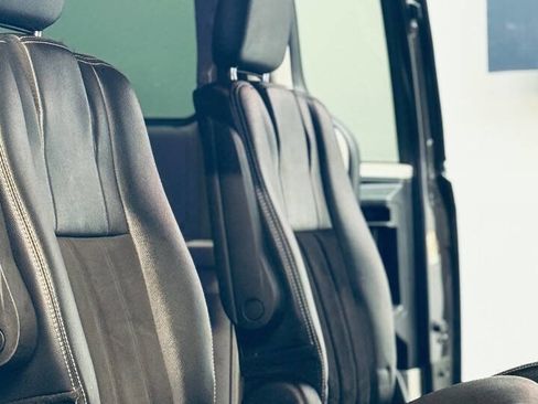 Used 2019 Dodge Grand Caravan SXT image 6