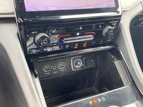 Used 2023 Jeep Grand Cherokee Limited image 12