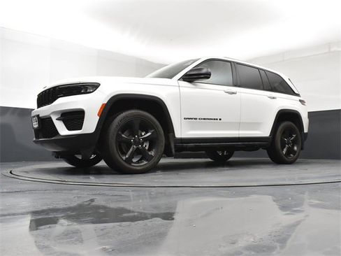 Used 2023 Jeep Grand Cherokee Altitude image 21