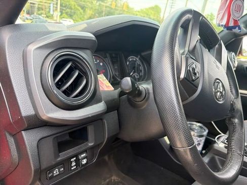 Used 2017 Toyota Tacoma TRD Off-Road AWD/4WD image 18