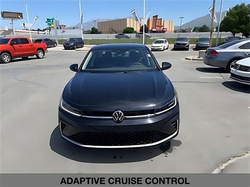 Used 2025 Volkswagen Jetta SE w/ Sunroof Package image 2