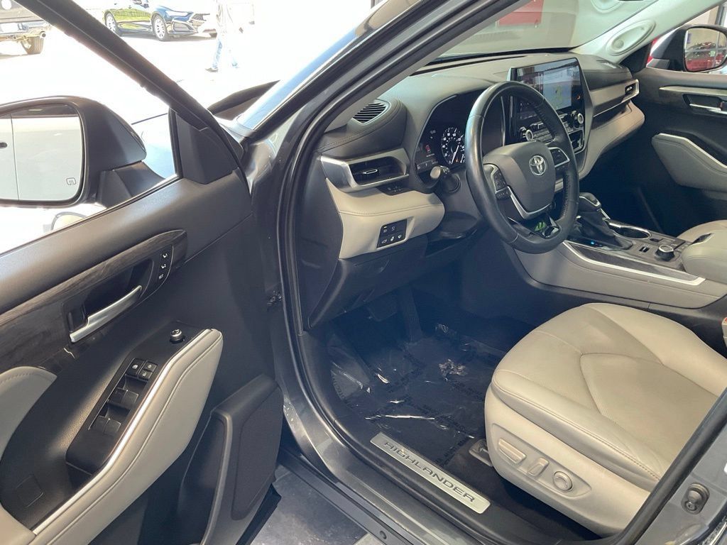 Used 2020 Toyota Highlander Limited w/ Protection Package #3 AWD/4WD image 9