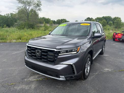 Used 2025 Honda Pilot EX-L image 2