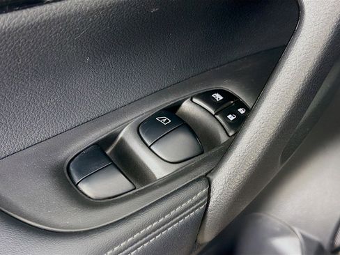 Used 2020 Nissan Rogue SV image 19