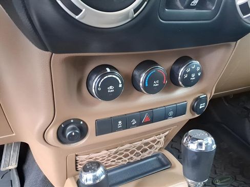 Used 2018 Jeep Wrangler Unlimited Sahara w/ Connectivity Group image 14